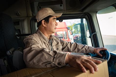 送货司机在他的货车里对着镜头微笑高清摄影大图-千库网