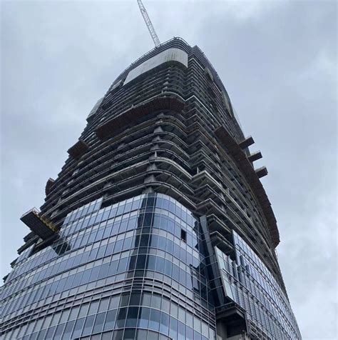 北方在建第一高楼“加冕” 530米：两天一层楼|周大福|天津|金融中心_新浪新闻