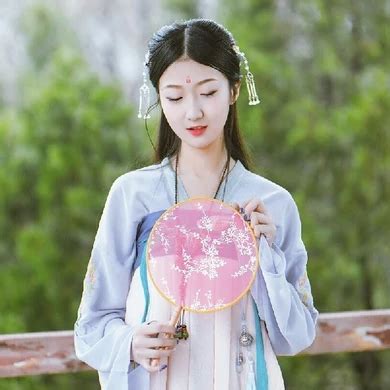 举伞的古风头像女生真人