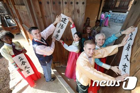 韩国人提前庆祝立春：贴汉字对联 白纸黑字亮了|对联|春联|韩国人_新浪新闻