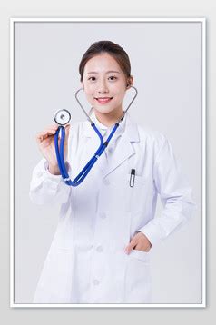 中国人女医生与听诊器和外科手术面具看相机图片-包图网