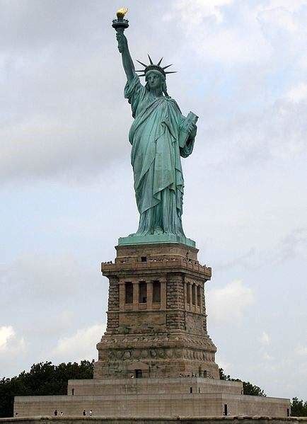 自由女神像是年美国建国百年时，法国送的生日礼物。请问这座自由女神像位于美国什么地方？_360问答