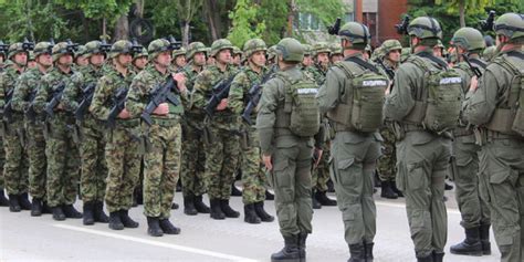 科索沃北部紧张局势升级 塞尔维亚检阅部队_手机新浪网
