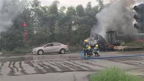 四川眉山两辆货车追尾两车均起火燃烧，消防出动用水枪扑灭_七环视频_澎湃新闻-The Paper