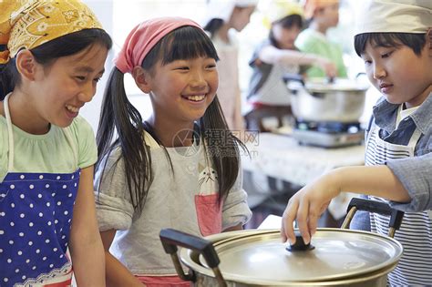 小学生在食堂学做饭高清图片下载-正版图片502099654-摄图网