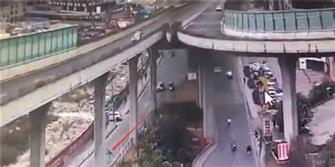 货车高架桥失控 民警手动控制转移车辆_凤凰网视频_凤凰网
