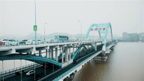 航拍杭州复兴大桥晨雾中的车流mp4格式视频下载_正版视频编号96099-摄图网