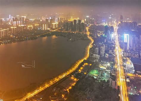 武汉汉街俯视航拍十字路口大气实拍图摄影图高清摄影大图-千库网