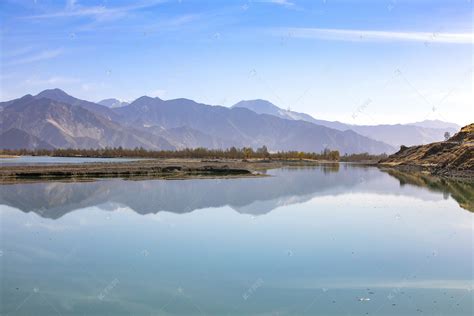 被群山环绕的清澈碧绿的湖水高清图片下载-正版图片507228948-摄图网