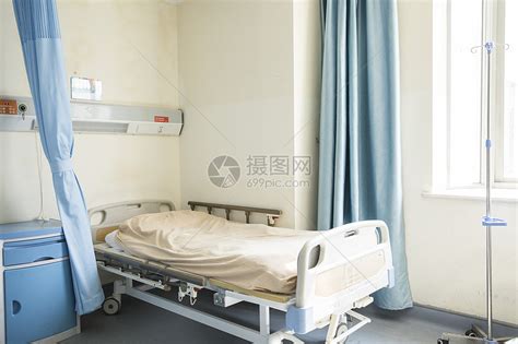 悲伤的高级妇女与手臂交叉坐在病床上病房 高清摄影大图-千库网