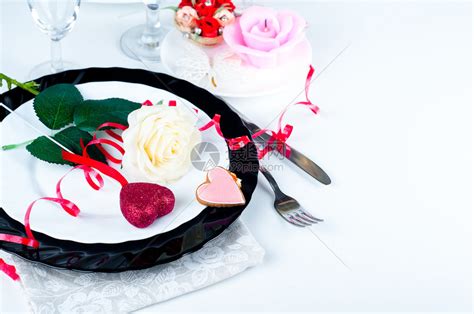 假日浪漫餐桌布置与白色背景上的粉红玫瑰高清图片下载-正版图片507243138-摄图网