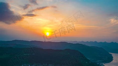 唯美山间日落夕阳晚霞风光风景高清摄影大图-千库网