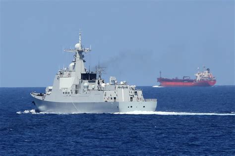 护航进行时：海军第三十、三十一批护航编队在亚丁湾会合 - 中华人民共和国国防部