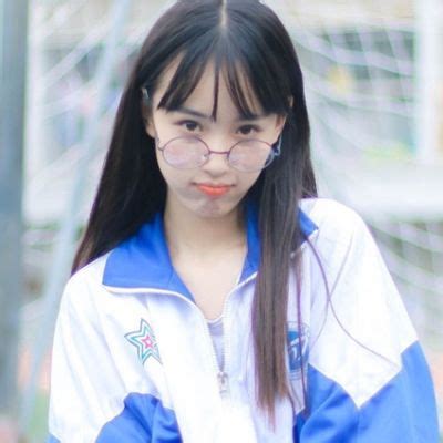 女生素材温柔校服头像