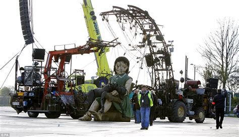 英国举办巨型木偶表演： 机械小女孩身高9米_旅游_环球网