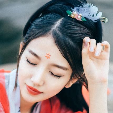 古风妆容无腮红女生头像