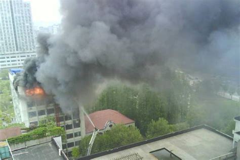突发！云南省昆明市一居民楼突发火灾，一对母女被困家中