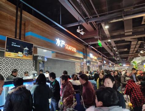 武汉超市节日供应正常 市民戴口罩选购
