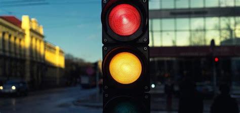 闯黄灯违反交通规则，为什么有时候会处罚，有时候不会？_凤凰网汽车_凤凰网
