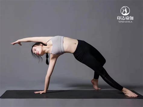 一张瑜伽垫，7个动作：在家练出结实腹肌