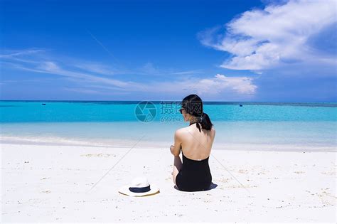 坐着的海滩美女背影高清图片下载-正版图片501177773-摄图网