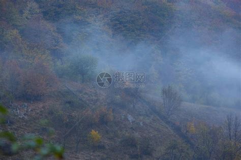 山边偏远农村地区的Eerie风景有雾高清图片下载-正版图片505815415-摄图网