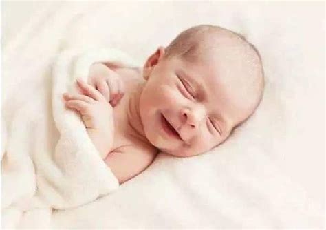 为什么婴儿睡着时会微笑 越早会笑的婴儿越聪明吗 _八宝网