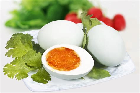 咸鸭蛋的营养价值及功效 咸鸭蛋的功效与作用_彩牛养生