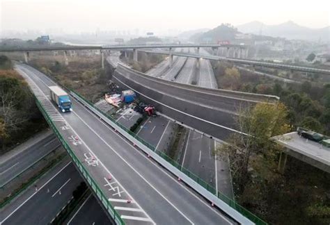 湖北鄂州一高速公路桥梁发生侧翻，造成4人死亡8人受伤