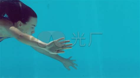 水下年轻女子图片-在水下的年轻的优雅女人穿着一件裙子素材-高清图片-摄影照片-寻图免费打包下载