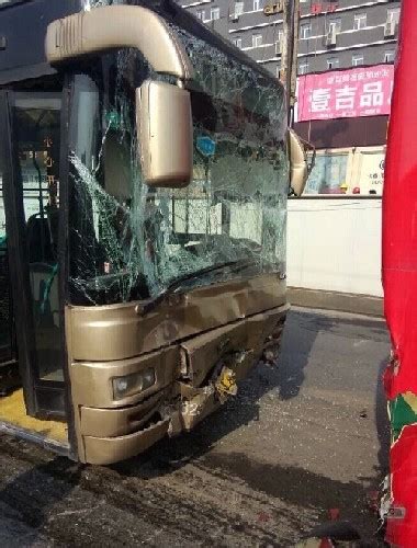 武汉开发区发生一起公交交通事故 三人受伤(图)-新闻中心-南海网