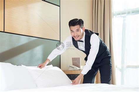 酒店客房服务员整理铺床高清图片下载-正版图片501662980-摄图网