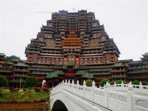负债400亿！建中国最壕“烂尾楼”，高99.9米，被誉为“天下第一”，却成最大废墟..._凤凰网