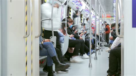 4K地铁车厢乘客人群乘坐地铁上下地铁视频特效素材-千库网
