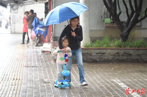 武汉大雨淹没学校 两男生用充气橡皮艇摆渡女生 - 长江商报官方网站