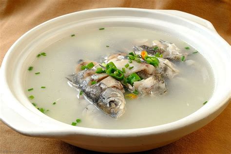 炖鱼汤的做法，调料别乱加，只加3种就够了，汤不腥鲜味足-猎富团