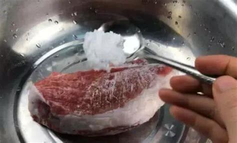 怎么做才能快速解冻肉？切记不用热水，分享方法，解冻又快又去腥