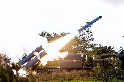 俄军玩命了，俄军火力全开美制导弹疯狂拦截：150枚导弹空中爆炸