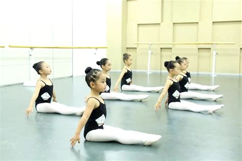 二年级小学生舞蹈《向快乐出发》，节奏感强，希望小学生永远快乐_腾讯视频
