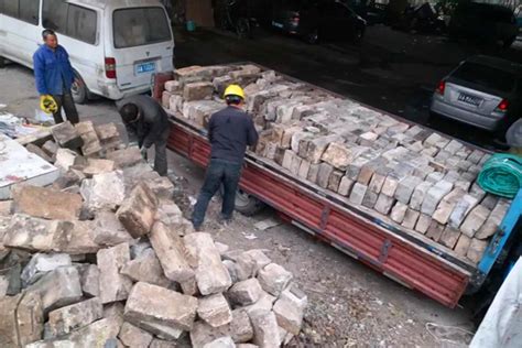组织回收小市街道东门前街拆迁工地散落城砖_南京城墙
