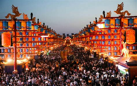 “乌兰察布之夜”盛大开街，大约20万名游客沉浸式夜游，点亮察右前旗夜经济。（摄影：邸轲）