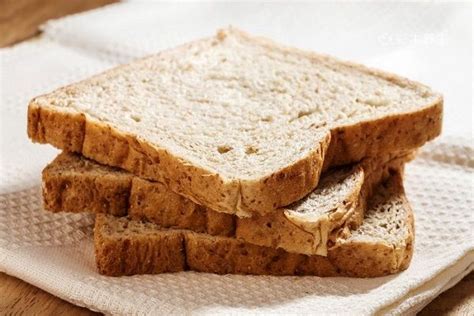 全麦面包热量 全麦面包热量是多少大卡_彩牛养生