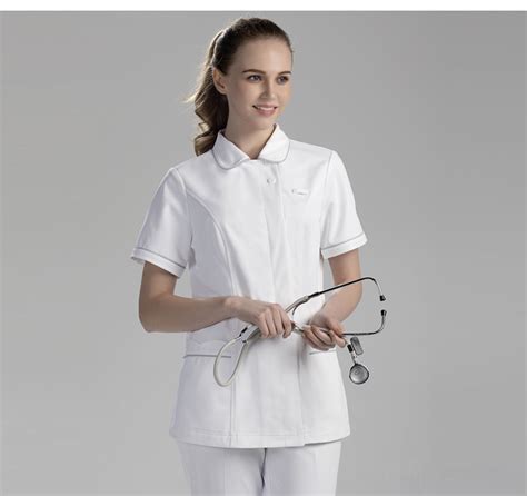 在标准光源箱中评定护士服的颜色-3nh品牌上海营销服务中心