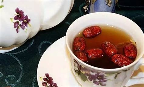 桂圆干红枣泡水喝的功效与作用-聚餐网