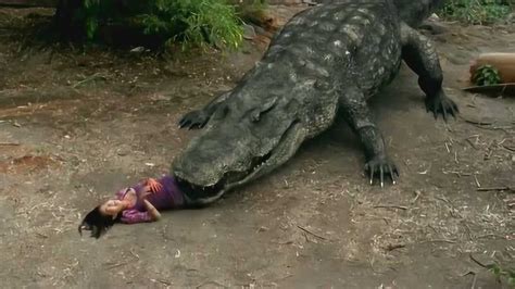 巨蟒大战恐鳄-众人发现巨蟒尸体，下一秒巨鳄出现，场面惊险！_腾讯视频
