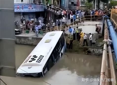 上海一公交车突然失控坠河，事发前驾驶员自称感觉身体不适，让乘客下车，如何评价司机的做法？ - 知乎