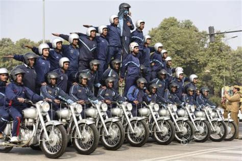 印度阅兵为啥爱表演摩托杂技？这不仅是“国粹”，而且历史悠久|印度|阅兵|摩托车_新浪新闻