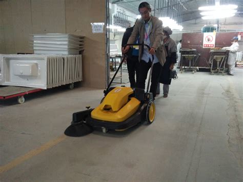 四川手推式扫地机运用于工厂狭小区域地面清洁_保时洁官网