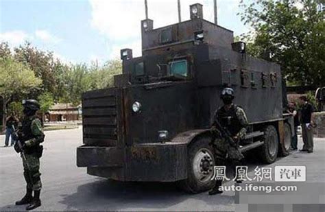 墨西哥警察缴获毒枭的超强悍自制装甲车_汽车频道_凤凰网
