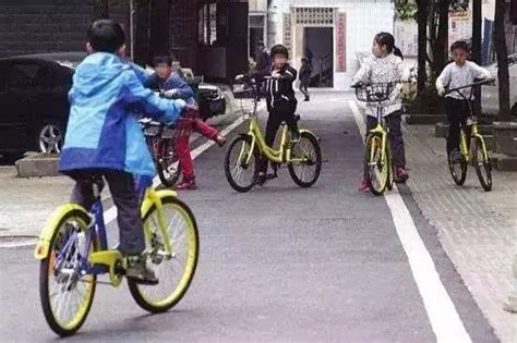 点赞！8岁双胞胎兄弟互相协助扶起一排倒地共享单车-台州频道